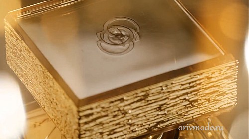 Крышка флакона декорирована 24-каратным золотом